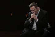 卜卦问事特斯拉股价收涨超3%：特朗普无意沟通，马斯克父亲劝儿子低头