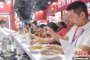 卜卦问事“嗦粉”经济火热 中国多地“食力”出圈