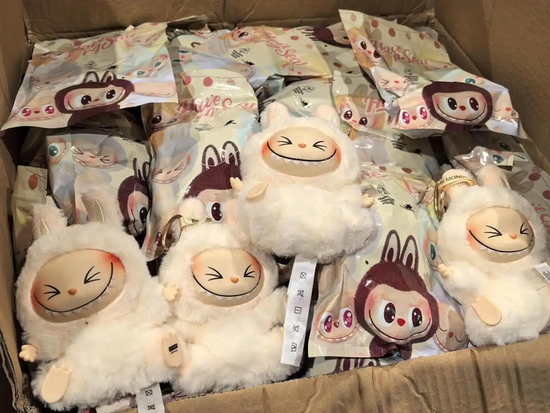 Labubu的假货产业链：秘密全球发货，工厂谁也不能来看